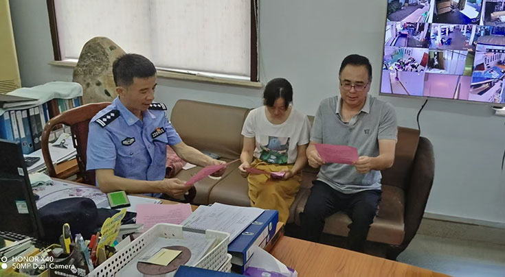 锡山分局八士派出所到无锡市鑫辰电梯装潢有限公司开展打击整治网络谣言宣传工作
